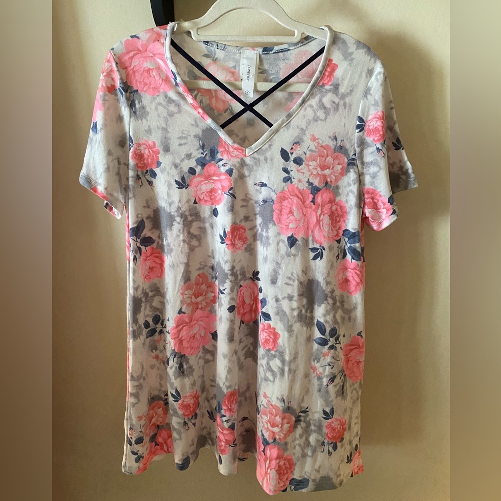 Women’s Honey Me, floral criss cross v-neck top. Size small.